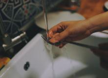 Vaisselle à la main